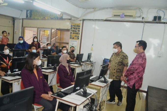 LABORATORIUM KOMPUTER: Anggota DPR RI dr. Sofyan Tan berdialog dengan mahasiswi di Laboratorium Komputer AMIK Medicom.DEDDI MULIA PURBA/SUMUTPOS.
