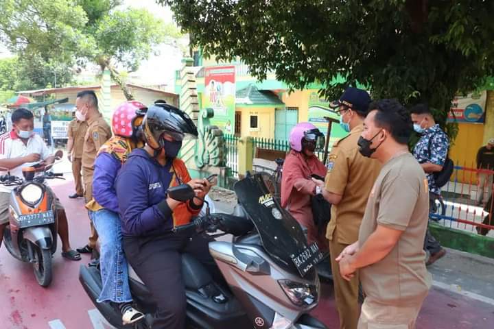 RAZIA : Tim Satgas Covid-19 Kota Tebingtinggi melakukan razia protokol kesehatan dan vaksinasi di Jalan Sutomo Kota Tebingtinggi.