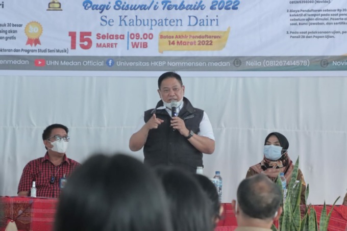 SAMBUTAN. Bupati Dairi, Dr Eddy KA Berutu sampaikan sambutan saat pembukaan olimpiade tingkat SMA/SMK dan Madrasah hasil kerjasama dengan Universitas HKBP Nomensen Medan di SMKN 1 Sidikalang.SUMUTPOS.CO/Komimfo Dairi.