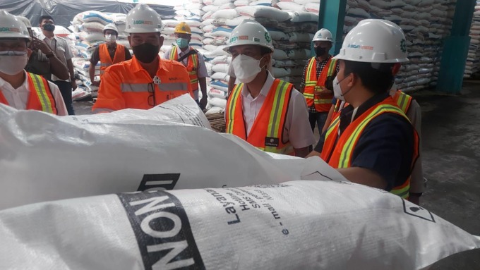Direktur Pemasaran Pupuk Indonesia, Gusrizal, saat melakukan sidak ke gudang pupuk di Paya Pasir, Kecamatan Medan Marelan, Medan, Sumatera Utara, Rabu (16/3/2022).