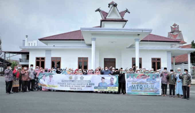 FOTO BERSAMA. Bupati Dairi, Eddy KA Berutu foto bersama dengan kontingen MTQ Dairi yang akan bertanding tingkat provinsi.SUMUT POS.CO/Komimfo Dairi.