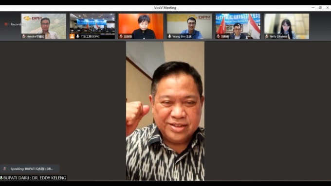 ZOOM. Bupati Dairi, Dr Eddy KA Berutu mengikuti zoom pengumuman 12 penerima beasiswa dari PT DPM kuliah di negara China.SUMUTPOS.CO/ISTIMEWA.