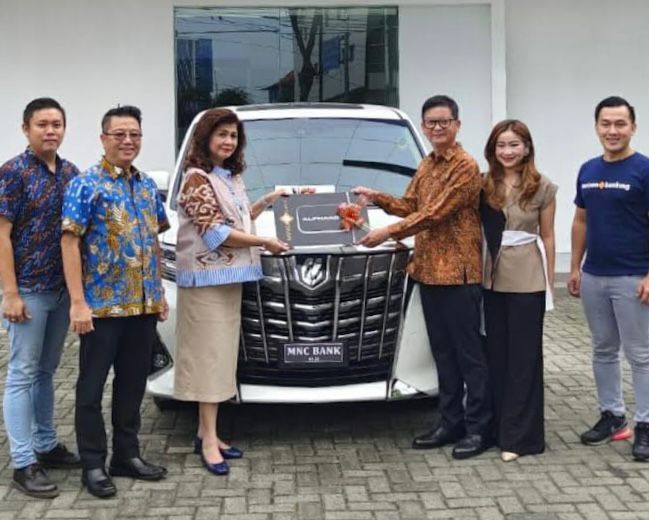 HADIAH: Direktur MNC Bank Rita Montagna (ke-3 dari kiri) menyerahkan Hadiah Grand Prize 1 Unit Toyota Alphard kepada Benson Chandra (ke-4 dari kiri) Nasabah Tabungan Dahsyat MNC Bank di Medan 25/03/2022.