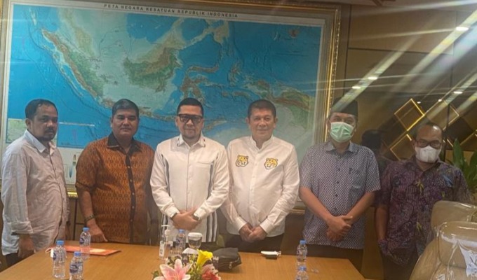 Ketua Komisi II DPR-RI Ahmad Doli Kurnia diabadikan bersama panitia pemekaran Sumteng, Harry Lontung Siregar, Usman Hasibuan dan Miswar Lubis, usai silaturahmi.