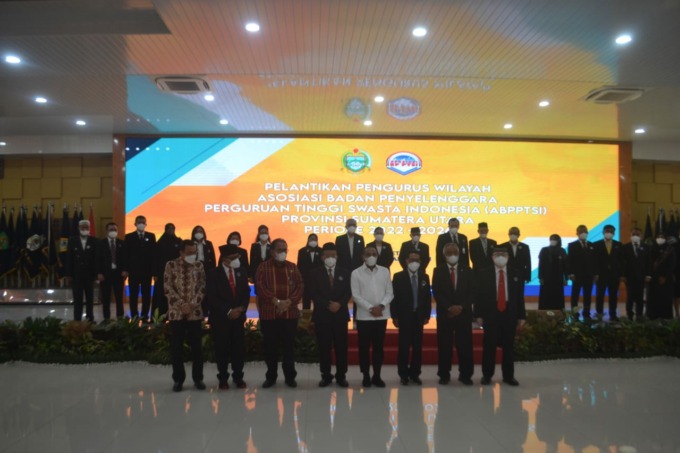 DEDDI MULIA PURBA/SUMUT POS ABPPTSI SUMUT: Prof Dr Thomas Suyatno bersama Gubsu, anggota DPR RI, ketua DPRD Sumut, Plt kepala LLDikti Sumut dan pengurus ABPPTSI Sumut periode 2022-2026, Kamis (31/3).