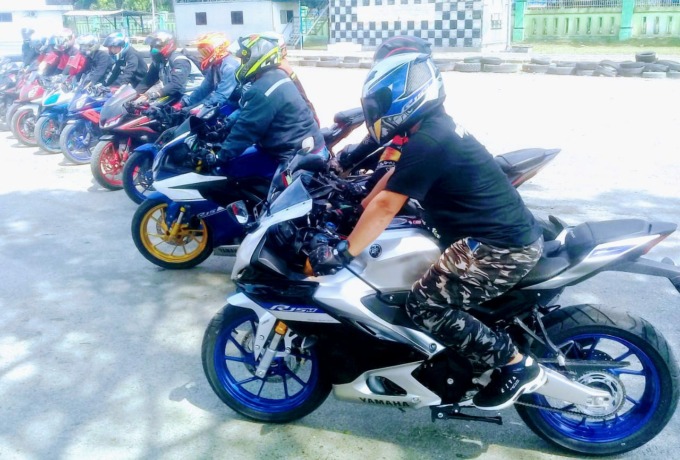 TEST: Sejumlah peserta test ride Yamaha R15 Connected di Sirkuit IMI Sumut, Jalan Pancing, Medan. (IST)