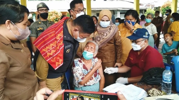 TINJAU: Bupati Dairi, Dr Eddy KA Berutu meninjau pelaksanaan vaksinasi dosis 3 di desa Mangan Molih, kecamatan Tanah Pinem saat mrlaksanakan kunjungan kerja ke daerah itu.SUMUTPOS.CO/Komimfo Dairi.