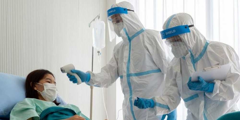 istimewa/SUMUTpos CEK PASIEN: Petugas medis mengecek suhu tubuh pasien Covid-19. Dalam dua hari terakhir, angka pasien sembuh di Sumut meningkat.