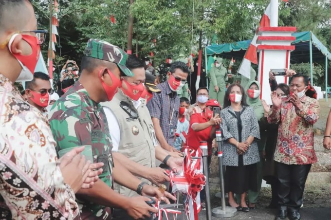 GUNTING PITA. Bupati Dairi, Dr Eddy KA Berutu bersama Dandim 0206 Letkol Arh Ridwan Sulistyawan gunting pita tanda peresmian desa Kalang Simbara, kecamatan Sidikalang jadi Kampung Pancasila.SUMUTPOS.CO/Komimfo Dairi.