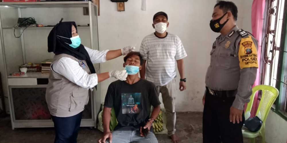 SWAB ANTIGEN: Personel Polsek Sopispis bersama petugas kesehatan Puskesmas Sipispis melakukan swab antigen kepada warga yang pernah kontak dengan pasien terkonfirmasi positif Covid-19.