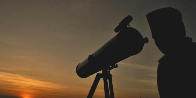 MELIHAT HILAL: Seseorang bersiap melihat hilal menggunakan alat Teleskop untuk menentukan jatuhnya tanggal Bulan Ramadan. Kementerian Agama akan menggelar Sidang Isbat penetapan 1 Ramadan 1443 Hijriah pada Jumat, 1 April 2022 petang.