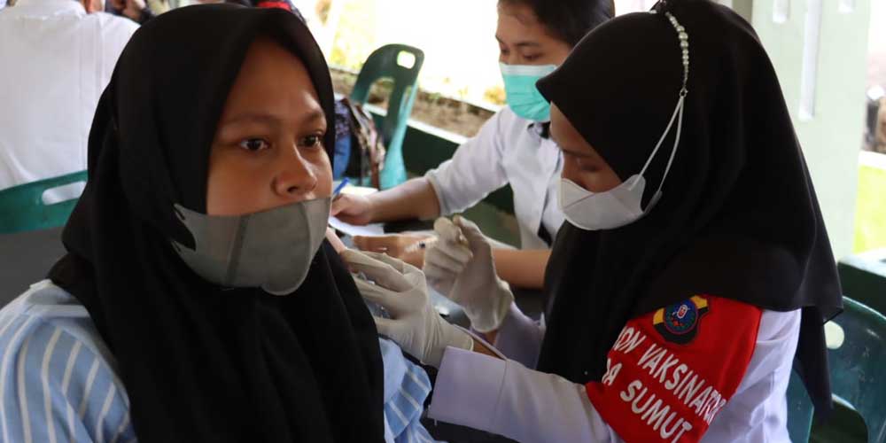 Vaksinasi: Warga yang mengikuti vaksin tahap III menggunakan boster di Gerai Vaksin Lapangan Merdeka. SOPIAN/SUMUT POS.