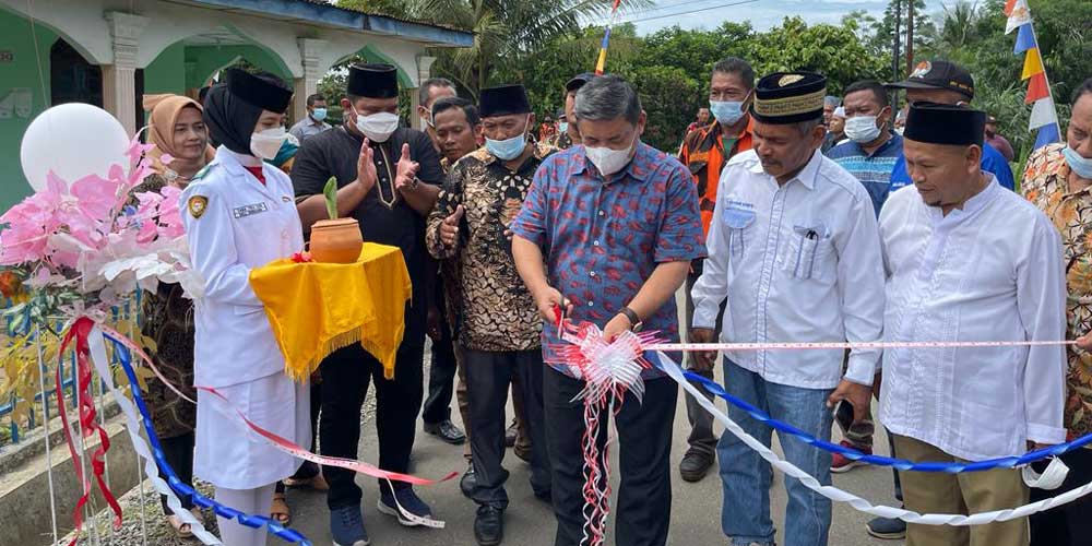 GUNTING PITA: Wabup Deliserdang HM Ali Yusuf Siregar menggunting pita di acara syukuran Warga Dusun VII, Desa Nogorejo, Kecamatan Galang, Kabupaten Deliserdang, atas pengaspalan jalan, Sabtu (19/3).