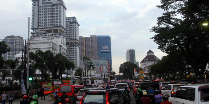 MACET: Kendaraan terjebak macet di seputaran Lapangan Merdeka Medan. Saat ini di Jalan Balai Kota telah terpasang kamera jenis check point untuk mendukung  sistem tilang elekronik.triadi wibowo/sumutpos.