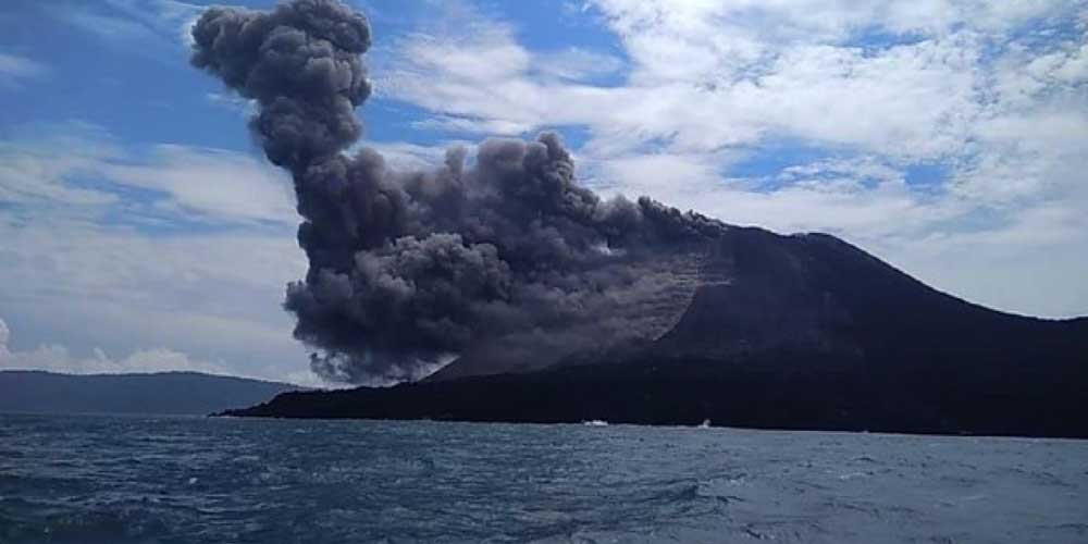 ERUPSI: Gunung Anak Krakatau erupsi  sehingga meningkat dari waspada menjadi siaga berpotensi menimbulkan tsunami.