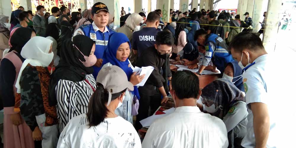 AMBIL TIKET: Ribuan warga antre untuk mengambil tiket mudik gratis di Posko Dishub Medan, Rabu (27/4).markus/sumutpos.
