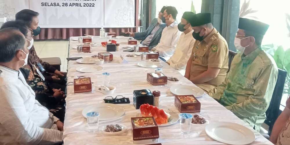 BukA BERSAMA:  DPD REI Sumut berbuka puasa bersama Mantan Wakil Ketua DPD REI Sumut selama dua periode, yang juga mantan Gubsu Tengku Erry Nuradi, Wali Kota Medan Bobby Afif Nasution yang juga Wakil Ketua DPP REI Pusat serta lainnya, di Resto Lembur Kurin