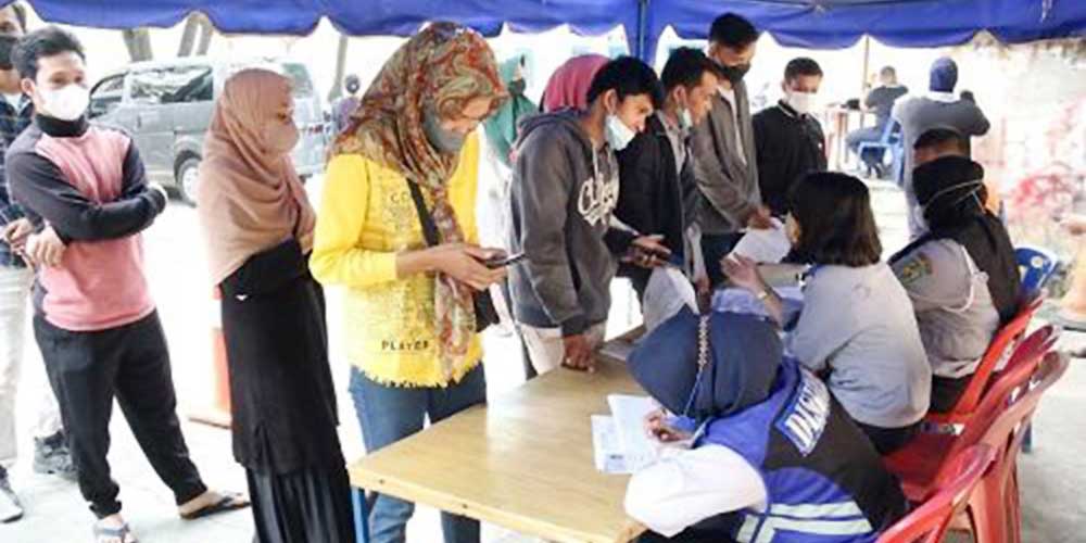 ANTRE: Warga antre untuk mendaftar mudik gratis di Posko Dishub Medan, kawasan Lapangan Merdeka, Jalan Pulau Penang, kemarin. Program Pemko Medan ini mendapat antusias masyarakat yang ingin merayakan Lebaran di kampung halamannya.istimewa/sumutpos.