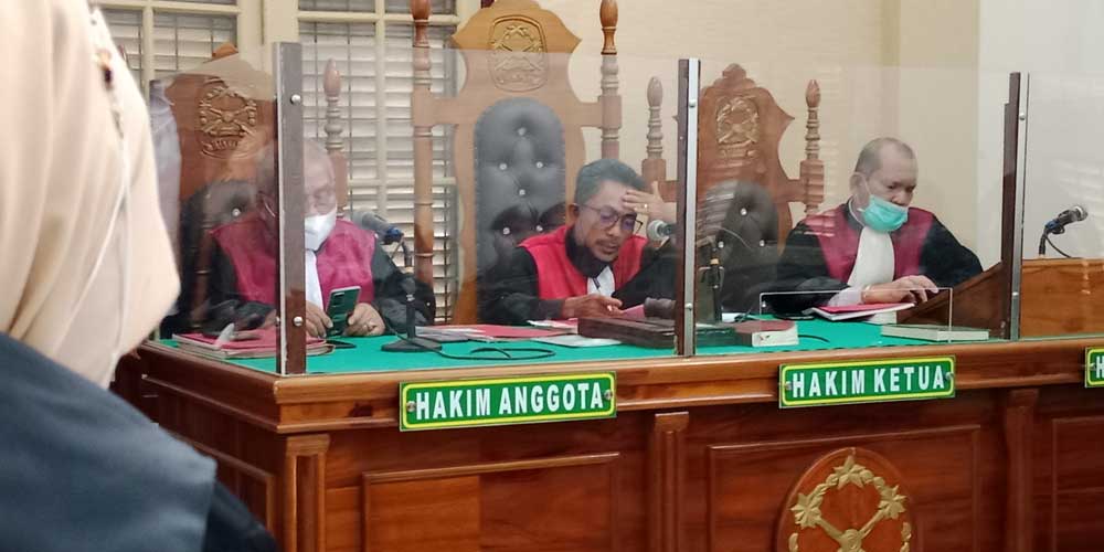 agusman/sumutpos PUTUSAN: Majelis hakim membacakan putusan terhadap dua terdakwa kasus sabu, secara virtual Kamis (14/4).