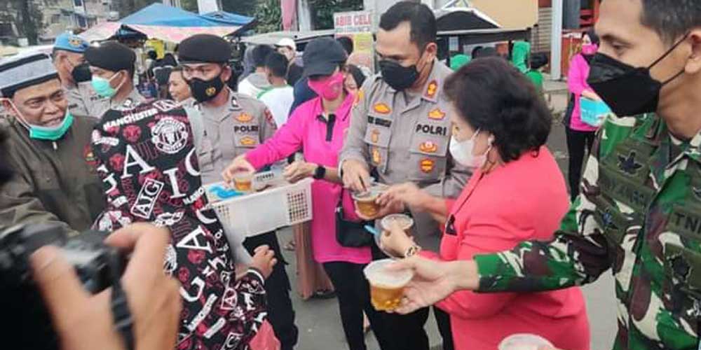 Takjil: Forkopimda Karo kompak membagikan takjil pada warga yang melintas di Tugu Perjuangan Berastagi.SOLIDEO/sumut pos.