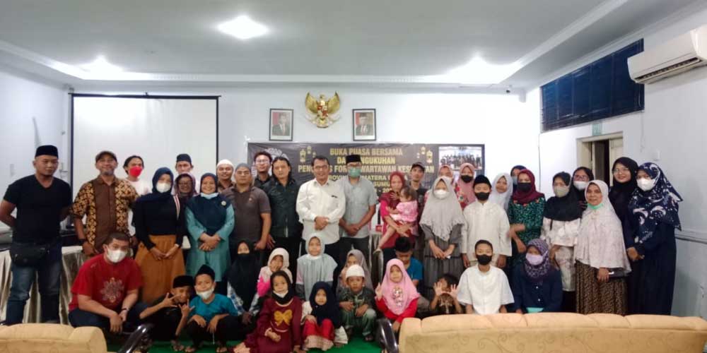 BERSAMA: Pengurus Forwakes Sumut foto bersama dengan anak yatim saat berbagi dan buka puasa di Ruang Rapat II RSUD Pirngadi Medan, Selasa (26/4) sore.M IDRIS/sumutpos.