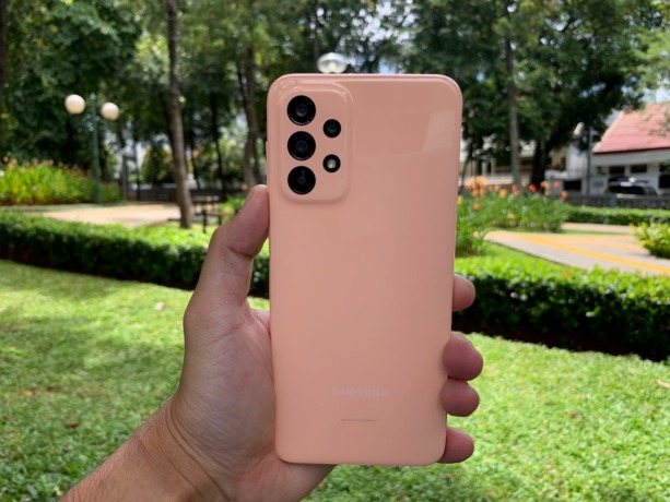 Galaxy A23 tersedia secara langsung secara online dan offline yang bisa kamu miliki dengan harga 3 jutaan