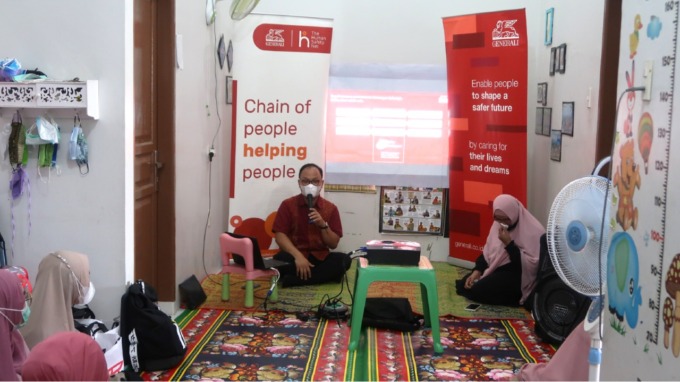 Windra Krismansyah (Head of Corporate Communications sekaligus Program Manager THSN Indonesia) sedang melakukan edukasi literasi pengelolaan keuangan keluarga kepada Komunitas Ibu Profesional Sumatera Utara.
