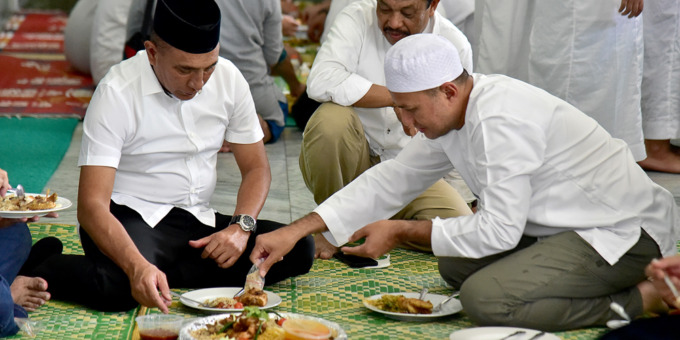 SYUKURAN: Gubsu Edy Rahmayadi menghadiri syukuran Ulang Tahun Wagub Sumut Musa Rajekshah, di Lingkungan Masjid Al-Musannif, Jalan Cemara Medan.