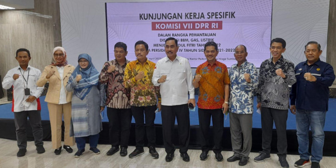 KUNKER: Hendrik Sitompul bersama anggota Komisi VII DPR RI lainnya saat kunker spesifik ke Pertamina MOR I, di Jalan Yos Sudarso Me-dan, Kamis (7/4).