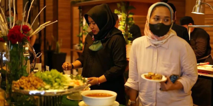 ISTIMEWA MAKANAN: Pengunjung saat menikmati makanan di Hotel GranDhika Setiabudi Medan.