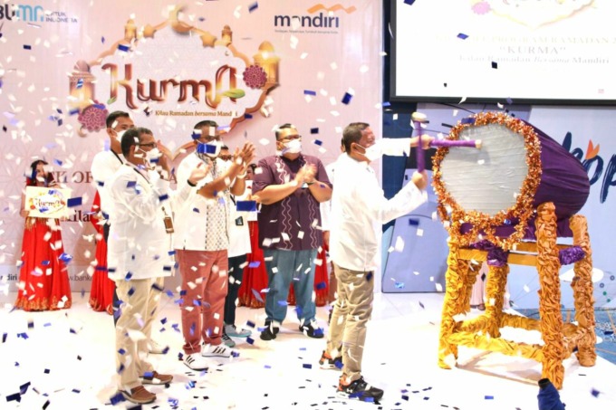DIABADIKAN Regional CEO Region I / Sumatera 1 Bank Mandiri, Lourentius Aris Budiyanto beserta jajaran diabadikan saat launching program Kurma Ramadhan.