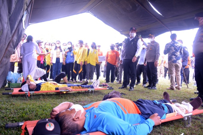 SIMULASI. Bupati Dairi, Eddy KA Berutu didampingi Kepala BPBD, Masaraya Berutu, Wakapolres, Kompol Denny Boy Panggabean, Pabung Kodim 0206, Mayor MR Manurung serta lainya menyaksikan simulasi siaga bencana saat peringatan HKB di stadion Panji, Kamis (28/4