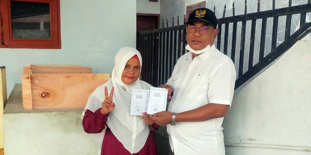 TERPILIH: Jufri Antono (kanan) terpilih kembali sebagai Kepala Desa Marindal II, Kecamatan Patumbak.