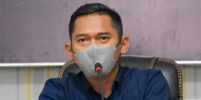 BERIKAN: Kabid Komunikasi Dinas Kominfo Tebingtinggi, Iswan Suhendi ketika memberikan keterangan seputar penyebaran Covid-19 di Tebingtinggi.SOPIAN/SUMUT POS.