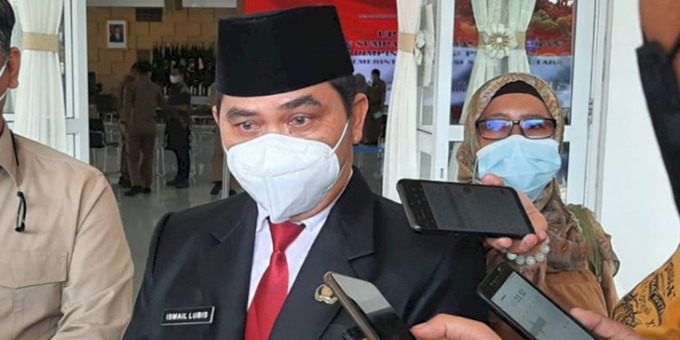 WAWANCARA: Kadis Kesehatan Sumut Ismail Lubis saat diwawancarai wartawan, beberapa waktu lalu. Menurut Ismail, tren kasus Covid-19 di Sumut konsisten menurun.istimewa/sumutpos.