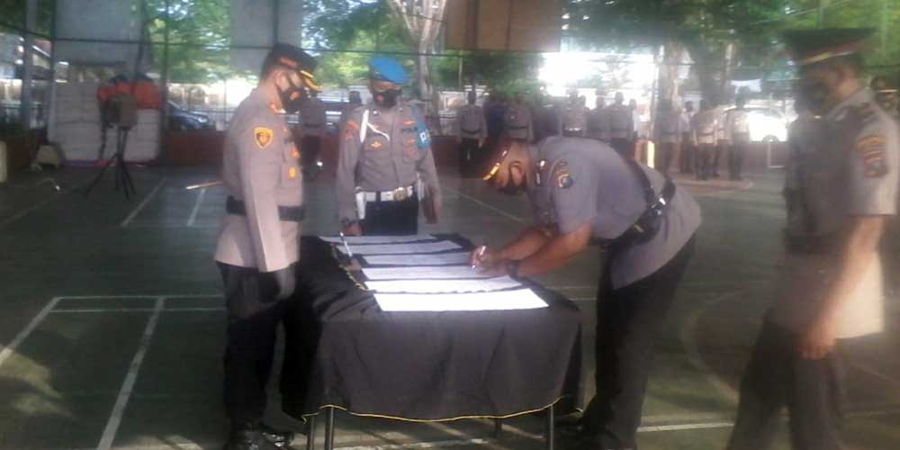 TANDA TANGAN: Iptu Mahruzar Sebayang tanda tangani surat tugas baru, disaksikan Kapolres Langkat AKBP Danu Pamungkas Totok di Lapangan Futsal Polres Langkat, Kamis (21/4).Afandi/Sumut Pos.