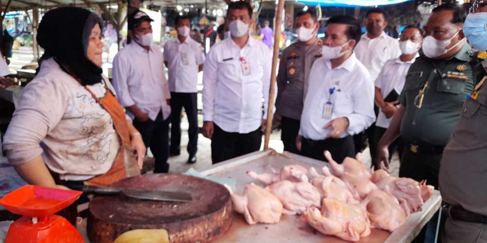 CEK HARGA: Sekda Dairi, Budianta Pinem bersama Forkopimda melakukan pengecekan harga daging ayam ke sejumlah pedagang di Pusat Pasar Sidikalang jelang Idul Fitri 1443 H.RUDI/sumut pos.
