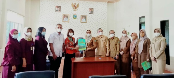 KERJA SAMA: Ketua STIKes Mitra Husada Medan Dr. Siti Nurmawan Sinaga, SKM, MKes (kiri) dan Direktur RS Haji Medan Prov Sumut dr. Rehulina Ginting, M.Kes memegang naskah kerja sama.