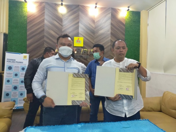NOTA KESEPAKATAN: Manager PLN UP3 Siantar Petrus Gading Aji dan Ketua REI Komisariat Siantar Gabriel K Pandiangan melakukan MoU.