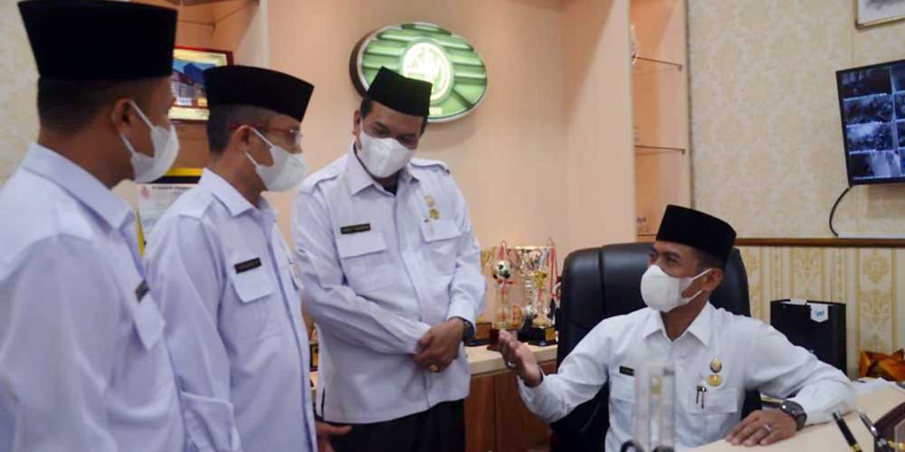 BERBINCANG: Dirut PUD Pasar Medan Suwarno berbincang bersama karyawan PUD Pasar Medan terkait pembayaran THR. Tahun ini pembayaran THR dibayar penuh.