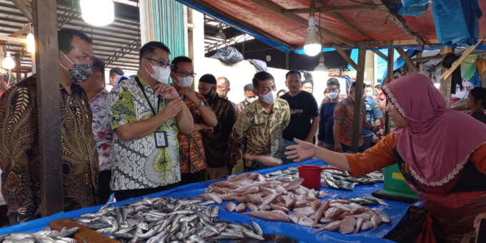 SOSIALISASI: Dirut PUD Pasar Kota Medan Suawrno beserta jajaran, bersama pihak Bank Sumut saat sosialisasi KUR Mikro di Pasar Kampunglalang, Kamis (7/4).