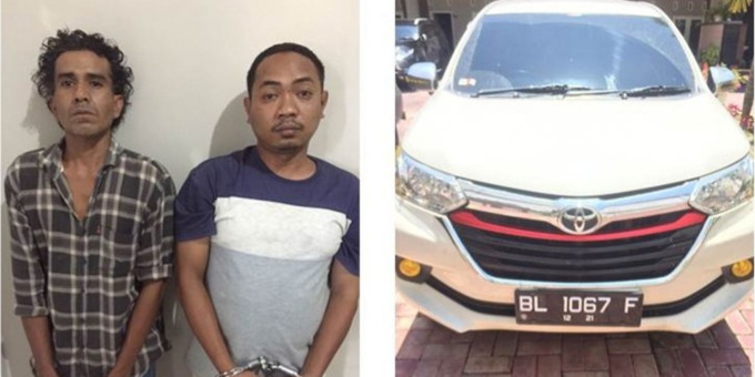 TERSANGKA DAN BARANG BUKTI: Tersangka pengedar sabu yang ditangkap polisi beserta barang bukti di Mapolda Sumut, Senin (4/4).