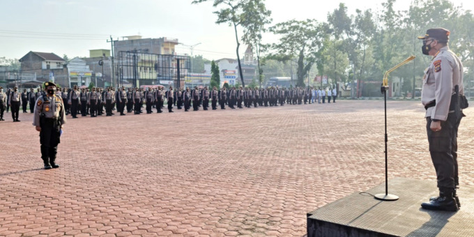 Apel: Personel Polda Sumut saat apel Serpas, di Mapolda Sumut, Jalan Sisingamangaraja Medan, Rabu (30/3).