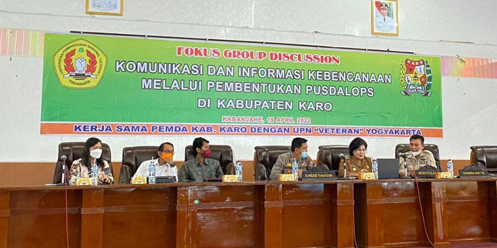 BUKA FGD: Bupati Karo Cory Sriwaty Sebayang, saat membuka Forum Group Discussion (FGD) Komunikasi dan Informasi Terpadu dalam Pengelolaan Bencana Melalui Pembentukan Pusdalops di Aula Kantor Bupati Karo, Kabanjahe, Selasa (19/4).