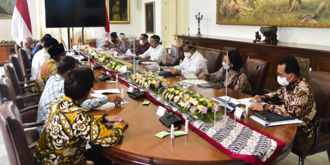 RAPAT TERBATAS: Presiden Jokowi memimpin Ratas mengenai Persiapan Menghadapi Idul Fitri 1443 Hijriah di Istana Kepresidenan Bogor, Jawa Barat,Rabu (6/4). Presiden menetapkan libur lebaran sejak 29 April hingga 6 Mei 2022.