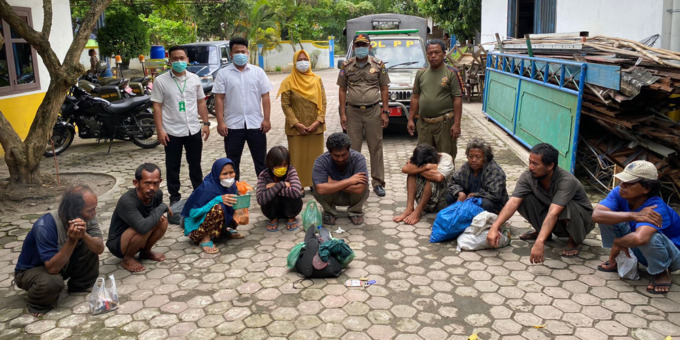 TERJARING: Operasi rutin yang dilakukan Dinas Sosial dan Satpol PP Kota Tebingtinggi berhasil menjaring ODGJ, pengemis dan gelandangan.SOPIAN/SUMUT POS.