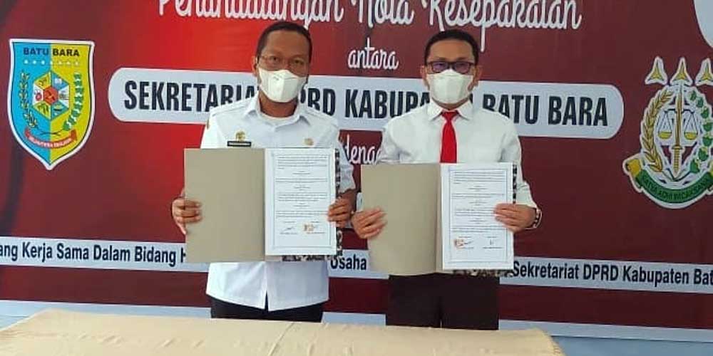 MOU: Sekretariat DPRD Batubara, Agus Andika, S.Sos, M.Si dan Kepala Kejari Batubara, Amru E. Siregar, S.H. M.H, tunjukkan MoU dibidang Hukum Perdata dan Tata Usaha Negara. MUKLIS/SUMUT POS .