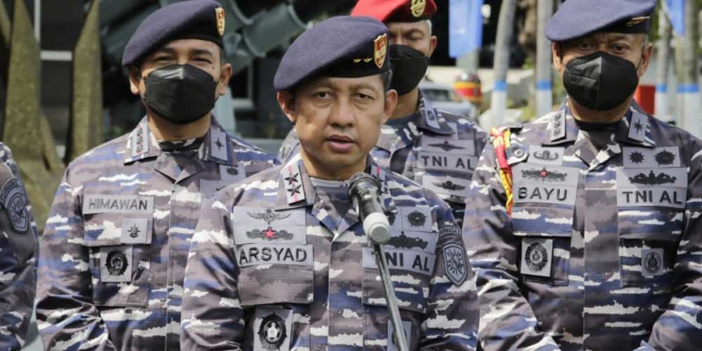 PAPARKAN: Pangkoarmada I Laksamana Muda TNI Asyad Abdullah memaparkan penangkapan dua kapal tanker pengangkut CPO untuk diekspor ke luar negeri.