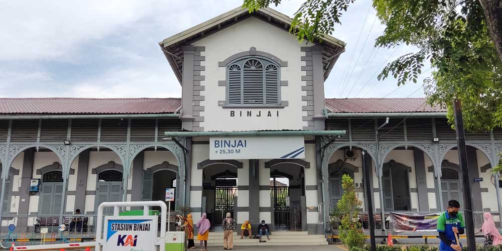 Istimewa AKTIVITAS: Sejumlah warga saat beraktivitas di Stasiun Kereta Api Kota Binjai, Jalan Ikan Paus, Kelurahan Timbang Langkat, Kecamatan Binjai Timur, baru-baru ini.