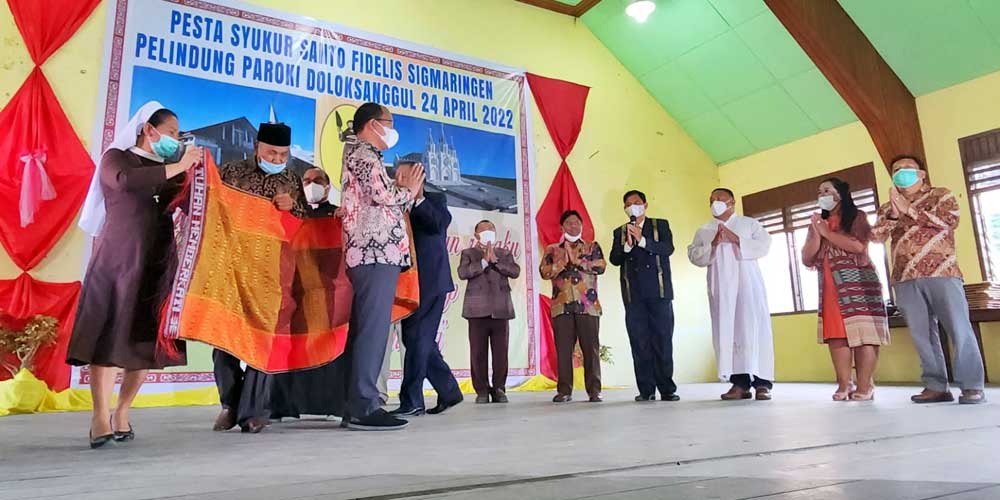 ULOS: Pastor Paroki St. Fidelis Doloksanggul, Pastor Mansuetus, SVD, Pelaksana Dewan Pastoral Paroki, Mangiring Purba, Ketua Panitia Perayaan Syukur St. Fidelis, Duat Tobing, Ketua Panitia Pembangunan Gereja, Antonius Simamora, dan Tokoh Umat, Op.Togap Na
